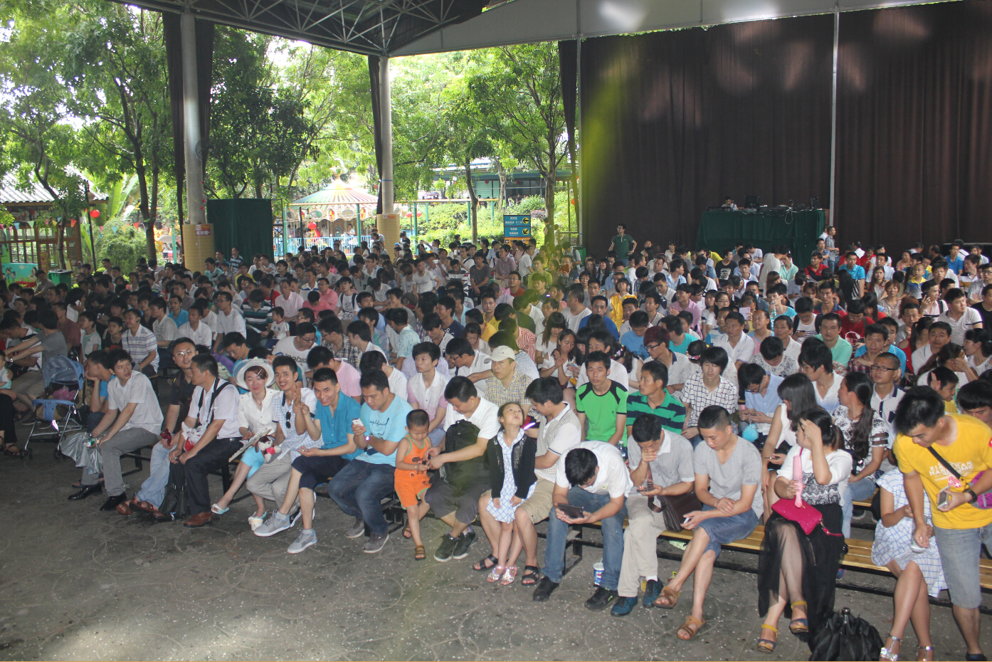 2015年厂庆时，全体员工游览龙凤山庄。此时聚在一起等待观看魔术表演1